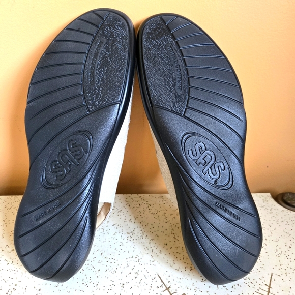 SAS Light Tan Leather Sandals with Buckles - Picture 9 of 12